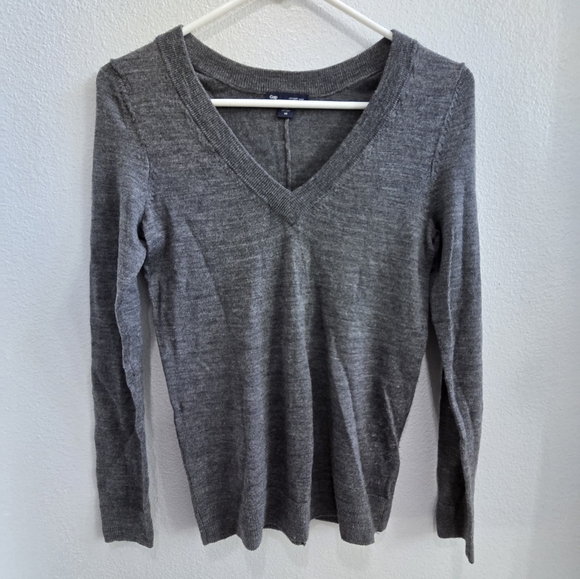 Gap grey fitted, long sleeved, v-neck sweater size XS - Picture 1 of 3